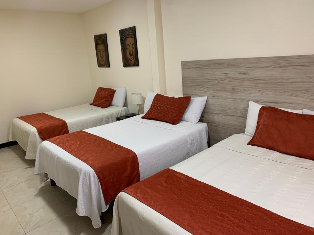 Postel nebo postele na pokoji v ubytování Hotel Las Mercedes Airport-Quito