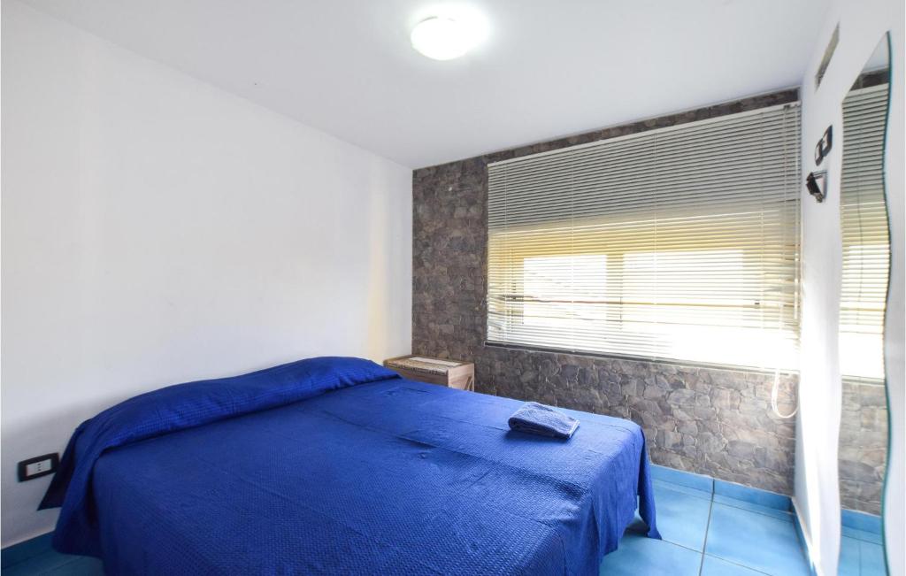 Posteľ alebo postele v izbe v ubytovaní Stunning Apartment In Capo Dorlando
