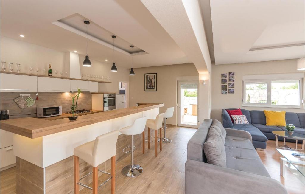 Six-Bedroom Holiday Home In Bilisane - Casa De Vacaciones De Seis Dormitorios