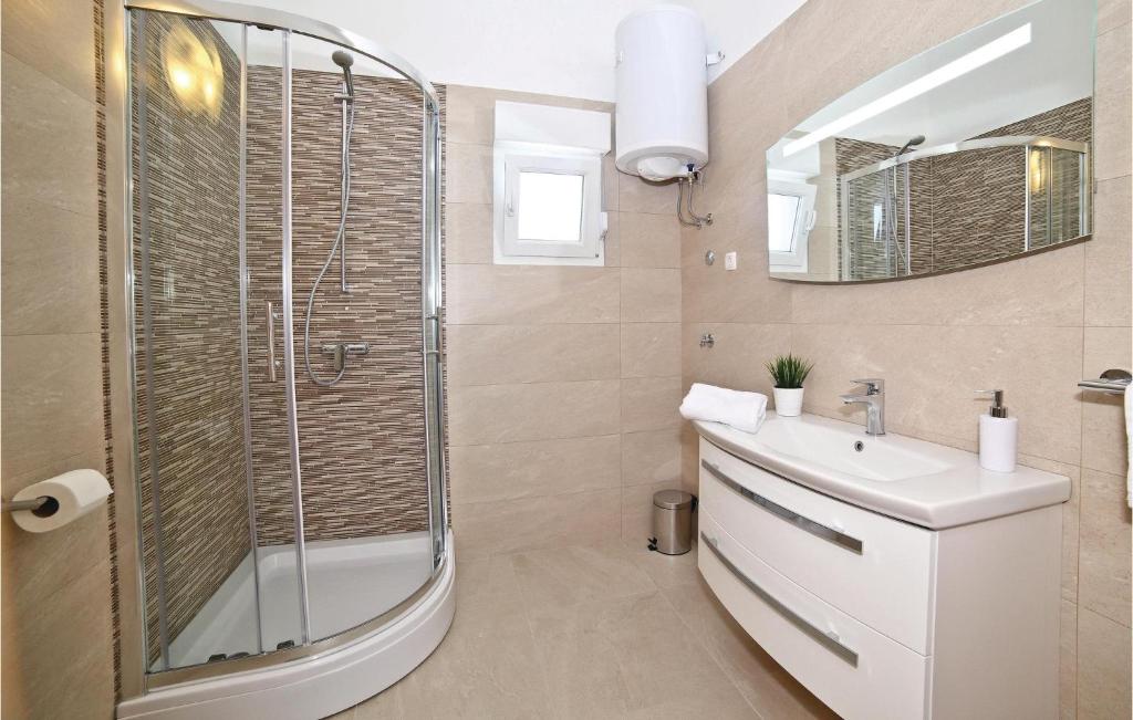 Kúpeľňa v ubytovaní Holiday Home Zedno With Sea View 12