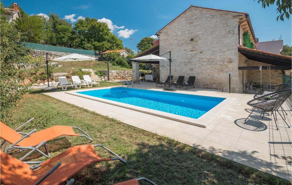 basen na podwórku domu w obiekcie 3 Bedroom Lovely Home In Sorici w mieście Šorići