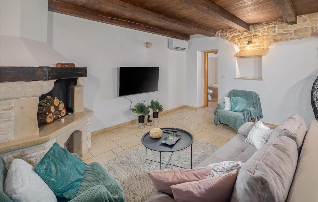 Telewizja i/lub zestaw kina domowego w obiekcie 3 Bedroom Lovely Home In Sorici