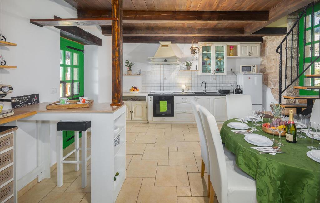 Kuchnia lub aneks kuchenny w obiekcie 3 Bedroom Lovely Home In Sorici