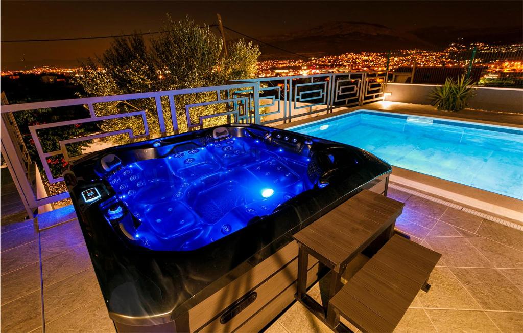 Bazén v ubytovaní 4 Bedroom Cozy Home In Split alebo v jeho blízkosti