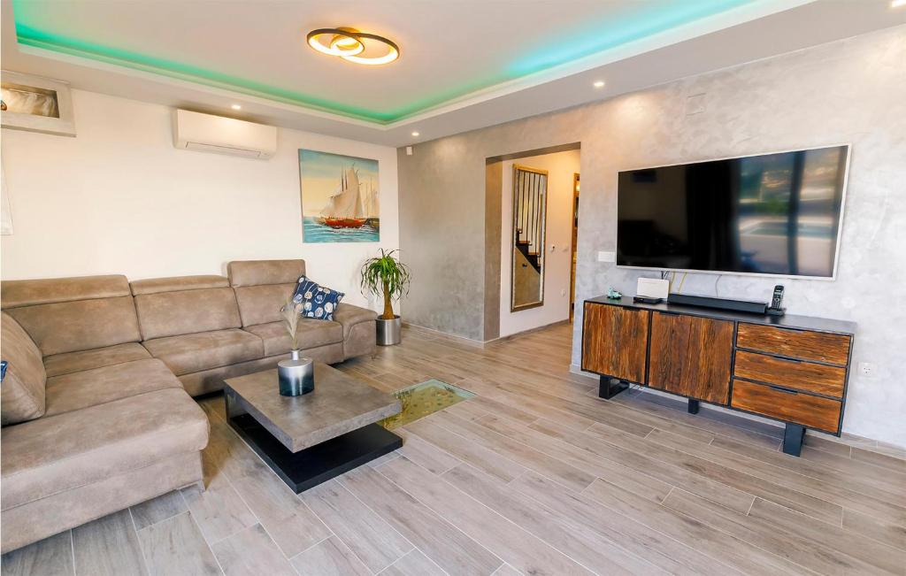 Televízia a/alebo spoločenská miestnosť v ubytovaní 4 Bedroom Cozy Home In Split