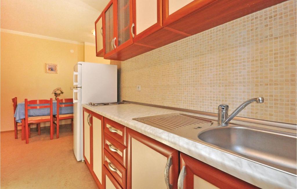 Kuchyňa alebo kuchynka v ubytovaní Apartment Mimice With Sea View 382