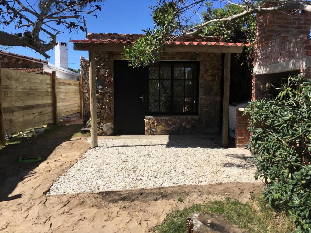 a gate to a house with a driveway at Los Nietos in La Paloma