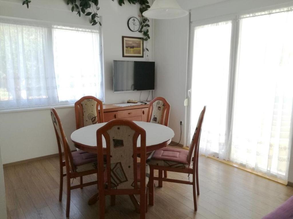 Televízia a/alebo spoločenská miestnosť v ubytovaní Apartments Let