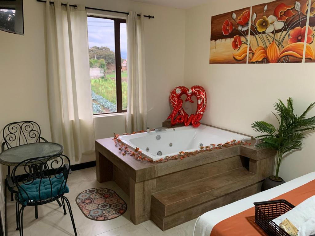 Postel nebo postele na pokoji v ubytování Hotel Las Mercedes Airport-Quito