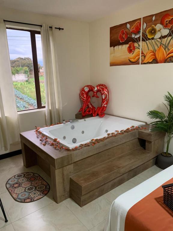 Postel nebo postele na pokoji v ubytování Hotel Las Mercedes Airport-Quito