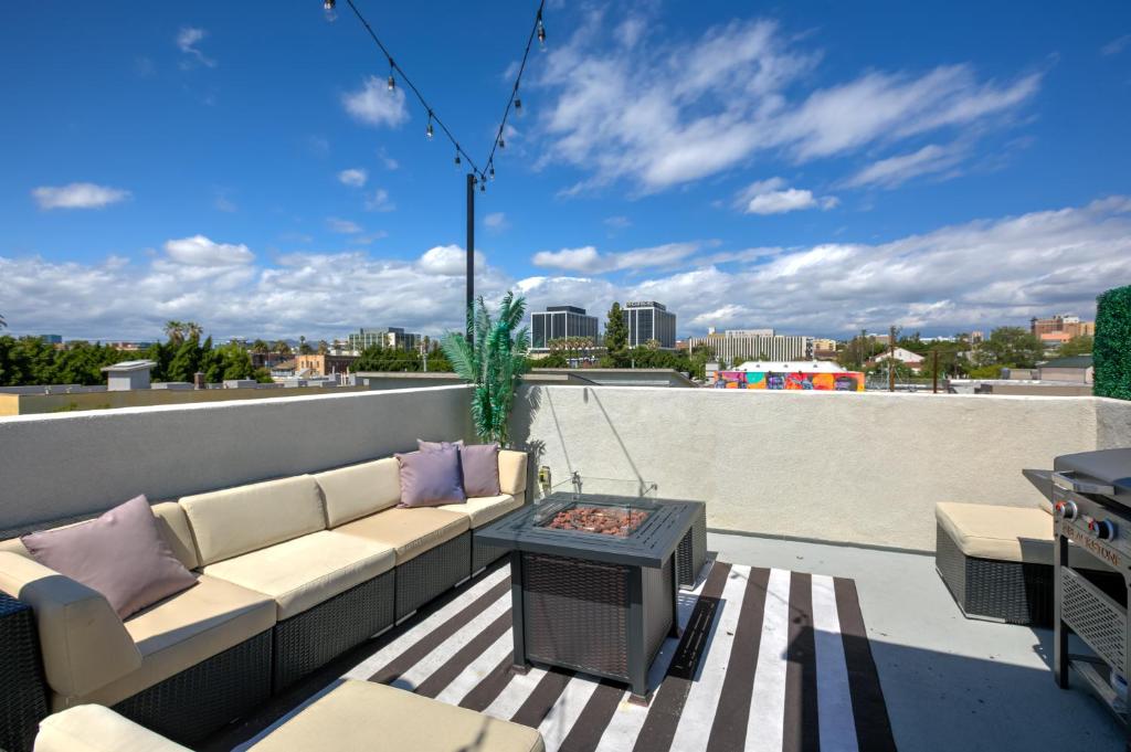 un patio con sofá y una mesa en el techo en La Veranda View Hideaway, en Los Ángeles