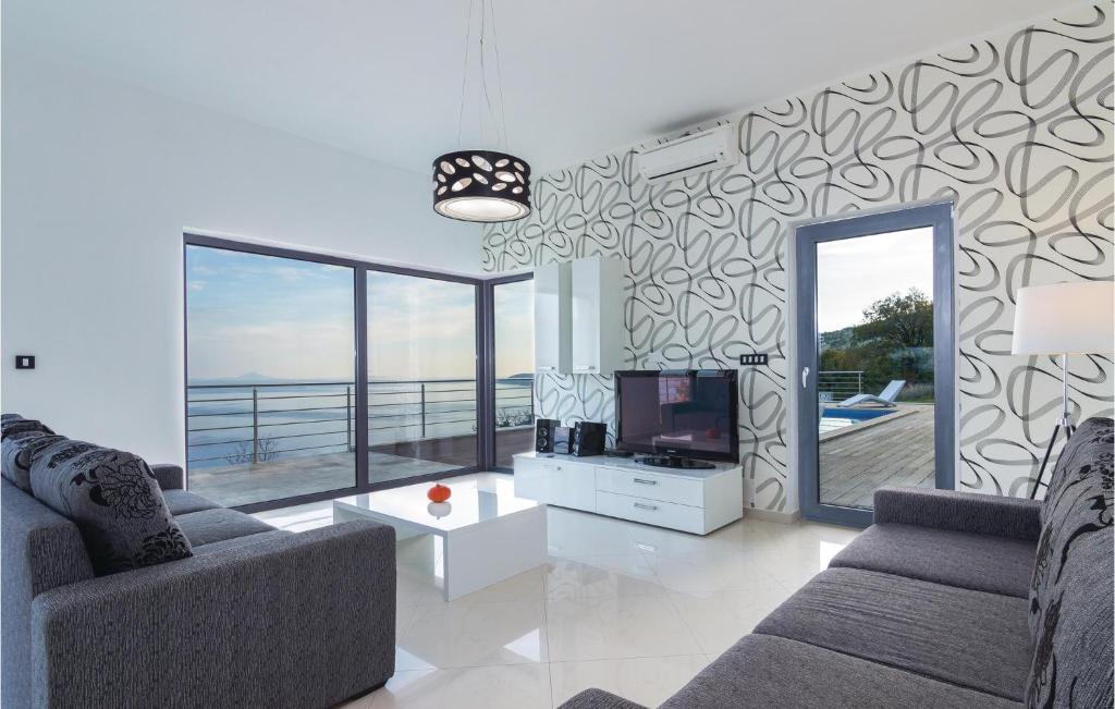salon z 2 kanapami i telewizorem w obiekcie 4 Bedroom Beautiful Home In Labin w mieście Vicani