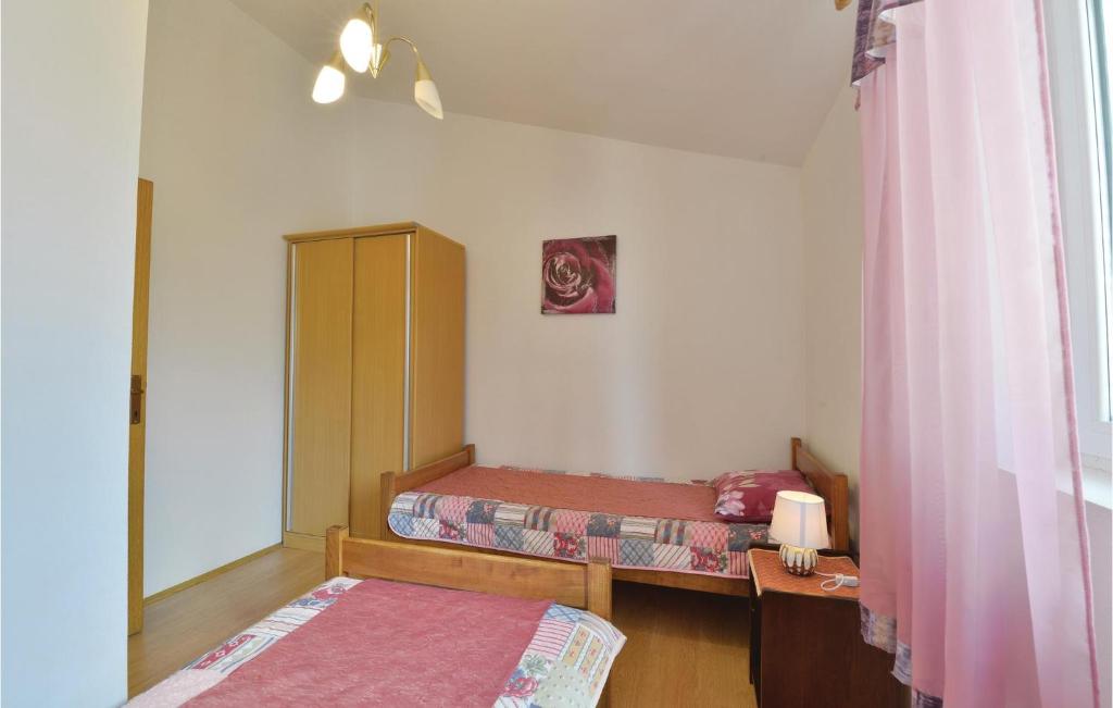 Łóżko lub łóżka w pokoju w obiekcie Lovely Apartment In Kustici With Wifi