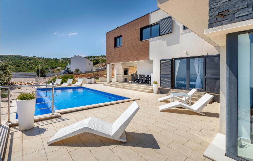 Basen w obiekcie 4 Bedroom Beautiful Home In Labin lub w pobliżu
