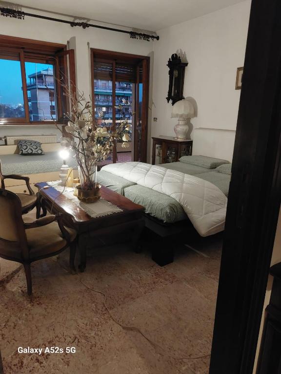 a bedroom with two beds and a table and a table sidx sidx sidx at #Punto FM 6# in Marghera