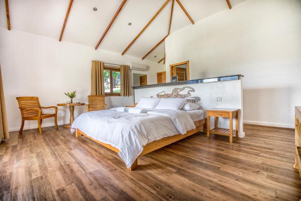 Postel nebo postele na pokoji v ubytování Salamangka Resort