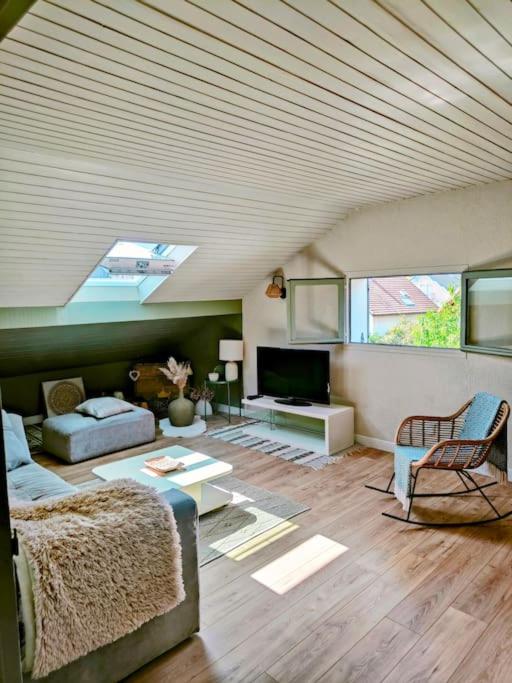 a living room with a couch and a tv at Appartement dans maison in Cognin