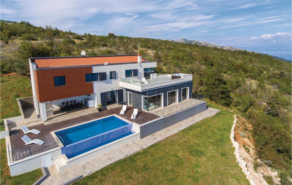 widok z lotu ptaka na dom z basenem w obiekcie 4 Bedroom Beautiful Home In Labin w mieście Vicani