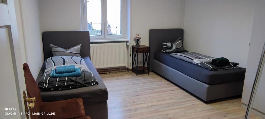 Et opholdsområde på Tolle Monteurwohnung bei Würzburg bis 6 Personen mit gratis Parklätzen und Grill und WLAN 3x Schlafzimmer - nur Einzelbetten