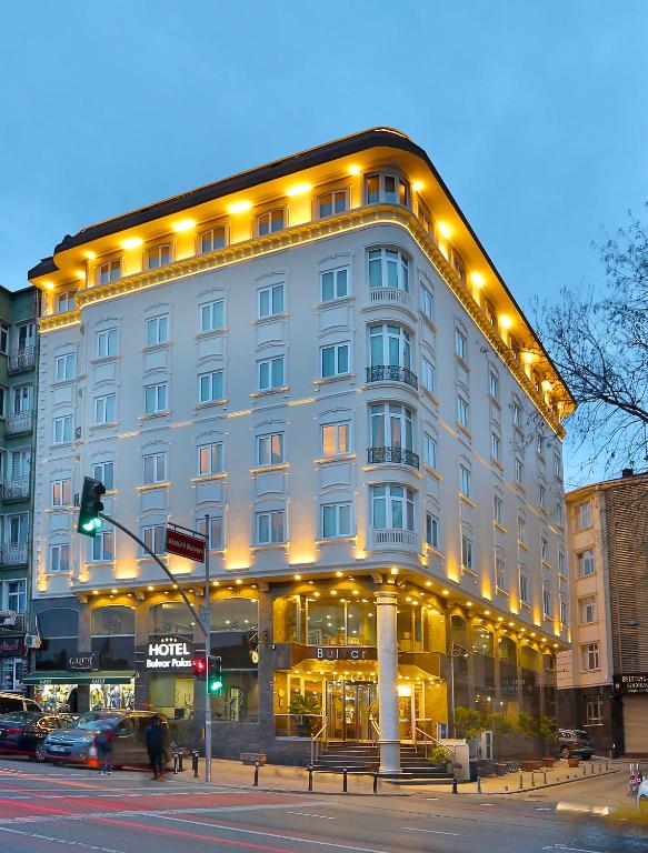イスタンブールにあるHotel Bulvar Palasの大きな建物