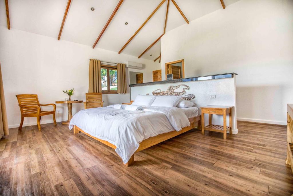 Postel nebo postele na pokoji v ubytování Salamangka Resort