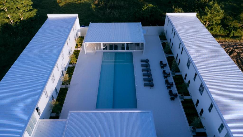 Bazén v ubytování วัน บัดเจท เชียงราย บายพาสตะวันออก One Budget Hotel Chiangrai Bypass-East nebo v jeho okolí
