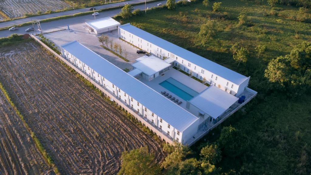Bazén v ubytování วัน บัดเจท เชียงราย บายพาสตะวันออก One Budget Hotel Chiangrai Bypass-East nebo v jeho okolí