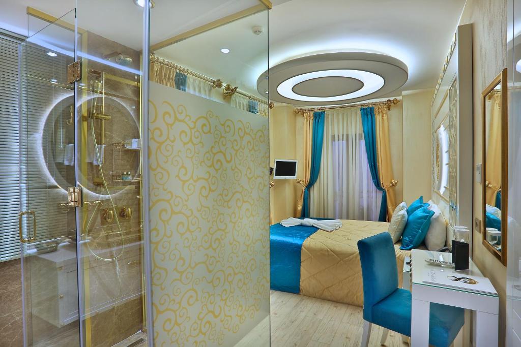 1 dormitorio con 1 cama y ducha acristalada en The Million Stone Hotel - Special Category, en Estambul