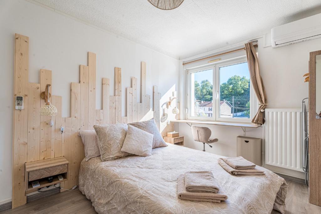 JoeufにあるChambre Lucie - 2 SDB - Balcon - Parking - WIFIのベッドと窓のある寝室