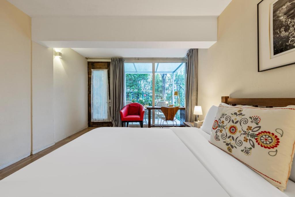 Postel nebo postele na pokoji v ubytování 6號花園別墅酒店 Shenzhen No'6 Garden Villa --French Window with garden view,Close to Sea World &Shekou Ferry Port &K11 Ecoast &Subway Nearby ,Offer Western food and coffee &English speaking with tour services