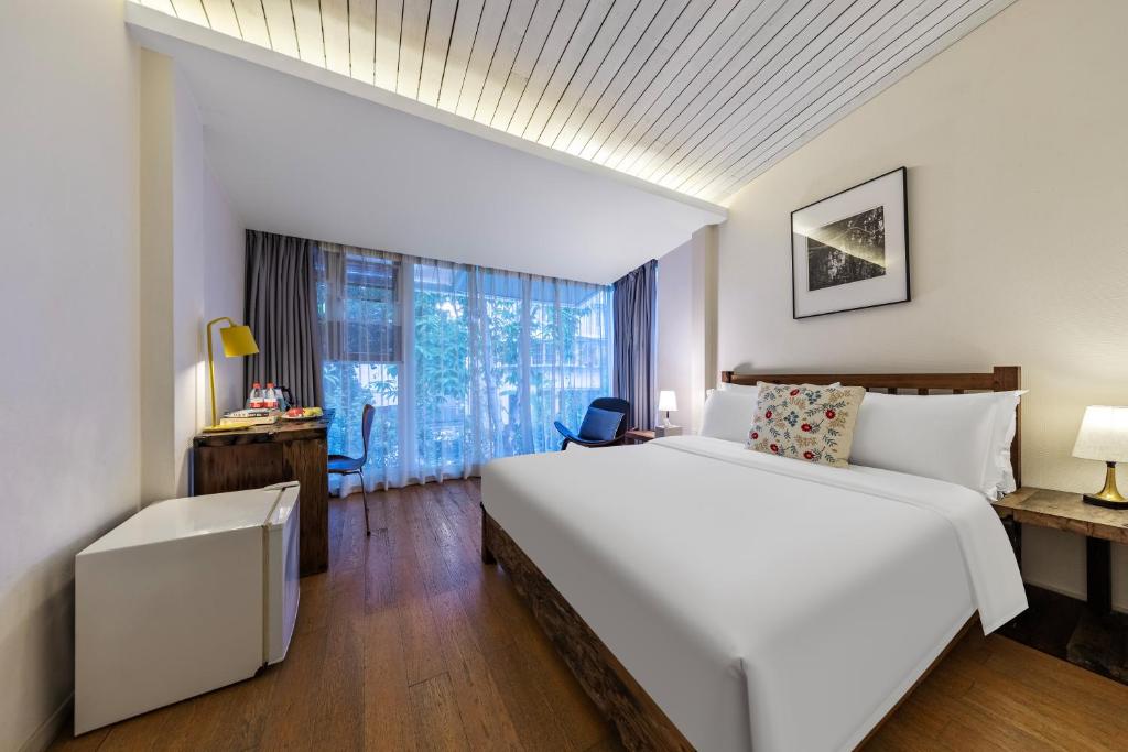 Postel nebo postele na pokoji v ubytování 6號花園別墅酒店 Shenzhen No'6 Garden Villa --French Window with garden view,Close to Sea World &Shekou Ferry Port &K11 Ecoast &Subway Nearby ,Offer Western food and coffee &English speaking with tour services