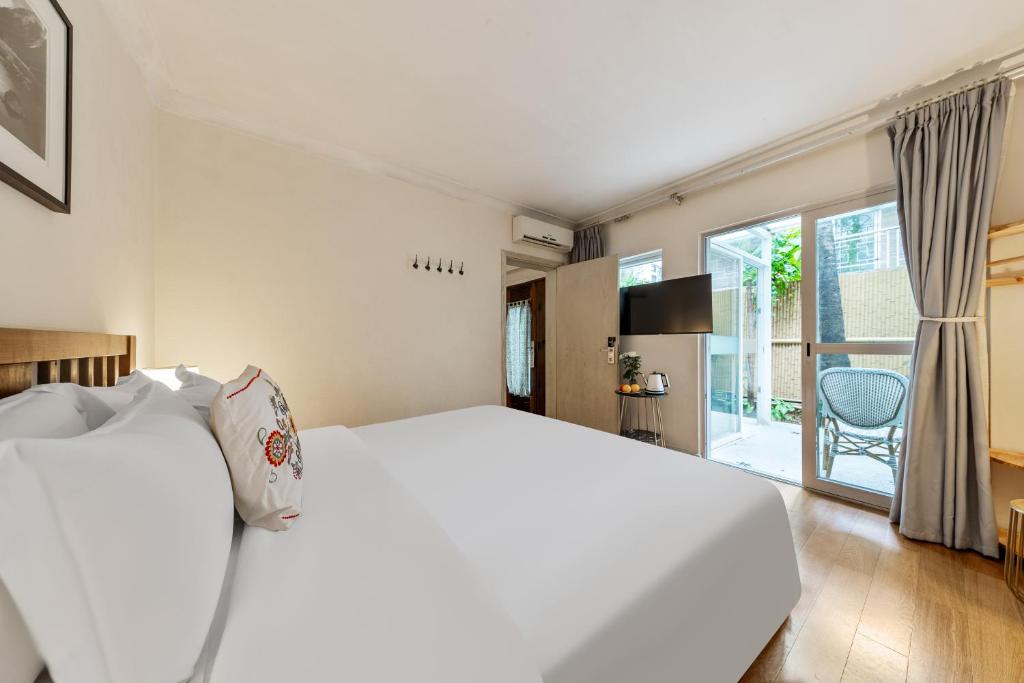Postel nebo postele na pokoji v ubytování 6號花園別墅酒店 Shenzhen No'6 Garden Villa --French Window with garden view,Close to Sea World &Shekou Ferry Port &K11 Ecoast &Subway Nearby ,Offer Western food and coffee &English speaking with tour services
