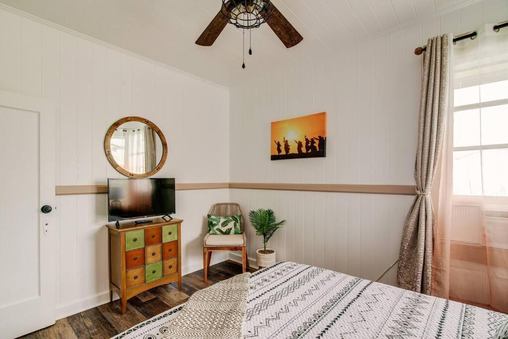 Postel nebo postele na pokoji v ubytování NEW - Hula House wAC- 3BR- Hilo Town