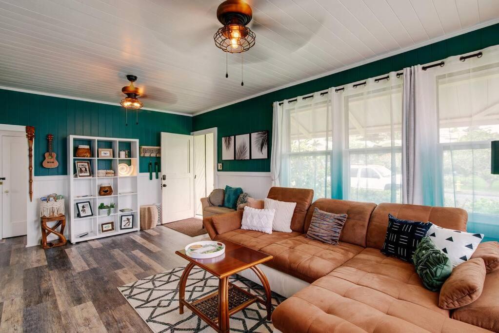 Posezení v ubytování NEW - Hula House wAC- 3BR- Hilo Town