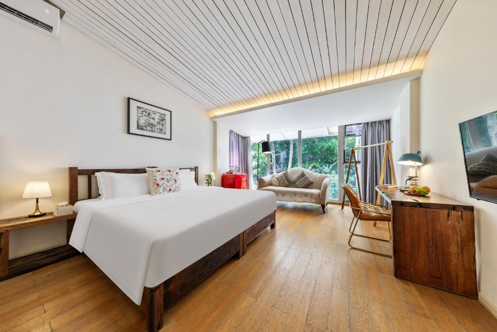 Postel nebo postele na pokoji v ubytování 6號花園別墅酒店 Shenzhen No'6 Garden Villa --French Window with garden view,Close to Sea World &Shekou Ferry Port &K11 Ecoast &Subway Nearby ,Offer Western food and coffee &English speaking with tour services