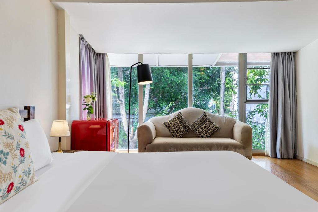 Postel nebo postele na pokoji v ubytování 6號花園別墅酒店 Shenzhen No'6 Garden Villa --French Window with garden view,Close to Sea World &Shekou Ferry Port &K11 Ecoast &Subway Nearby ,Offer Western food and coffee &English speaking with tour services