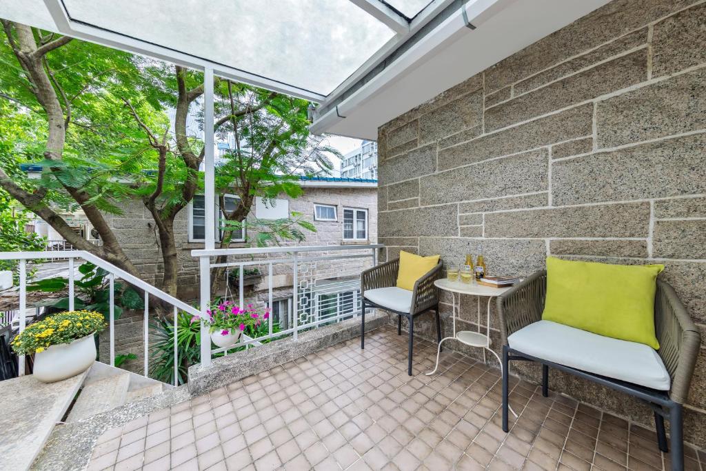 Balkón nebo terasa v ubytování 6號花園別墅酒店 Shenzhen No'6 Garden Villa --French Window with garden view,Close to Sea World &Shekou Ferry Port &K11 Ecoast &Subway Nearby ,Offer Western food and coffee &English speaking with tour services