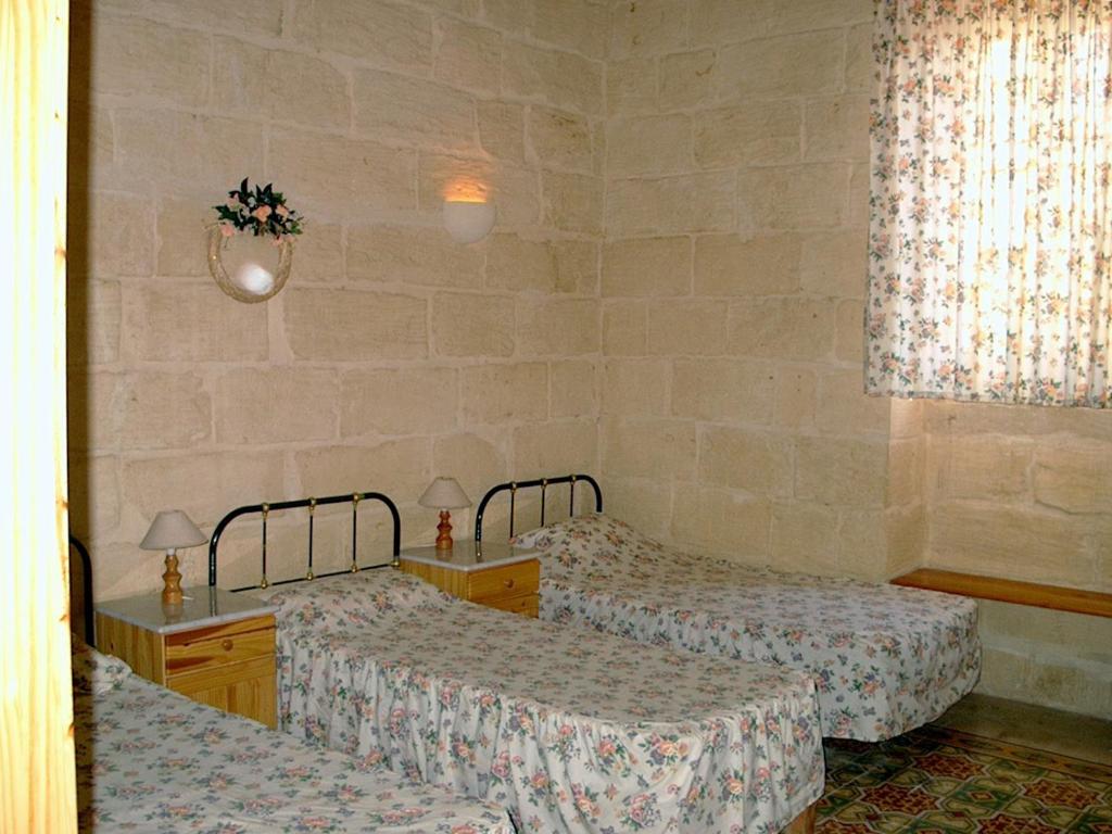 Postel nebo postele na pokoji v ubytování Barumbara Farmhouse