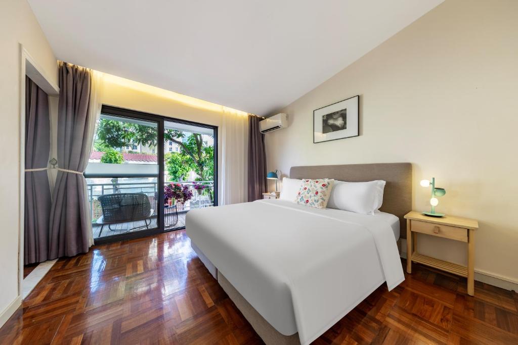 Postel nebo postele na pokoji v ubytování 6號花園別墅酒店 Shenzhen No'6 Garden Villa --French Window with garden view,Close to Sea World &Shekou Ferry Port &K11 Ecoast &Subway Nearby ,Offer Western food and coffee &English speaking with tour services
