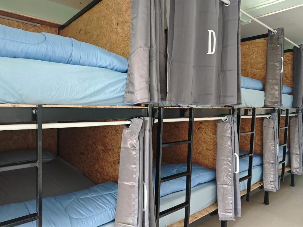 Palanda nebo palandy na pokoji v ubytování Phuket Inn Patong Hub