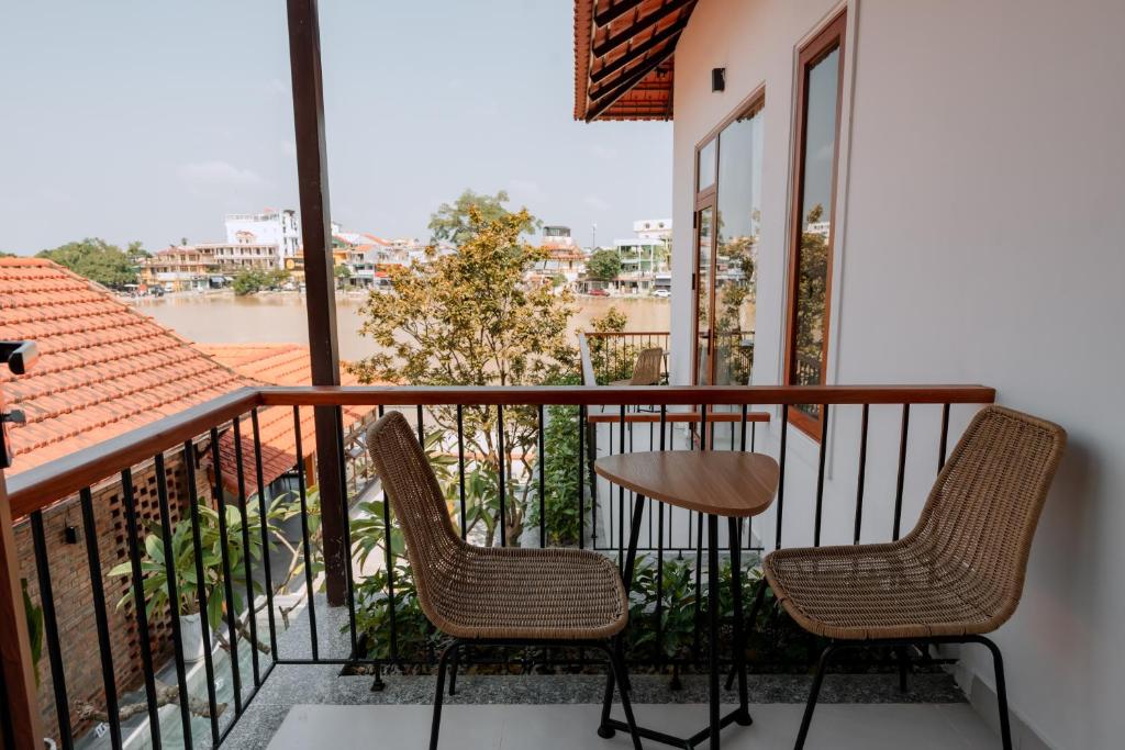 Ban công/sân hiên tại Hue River Side Villa
