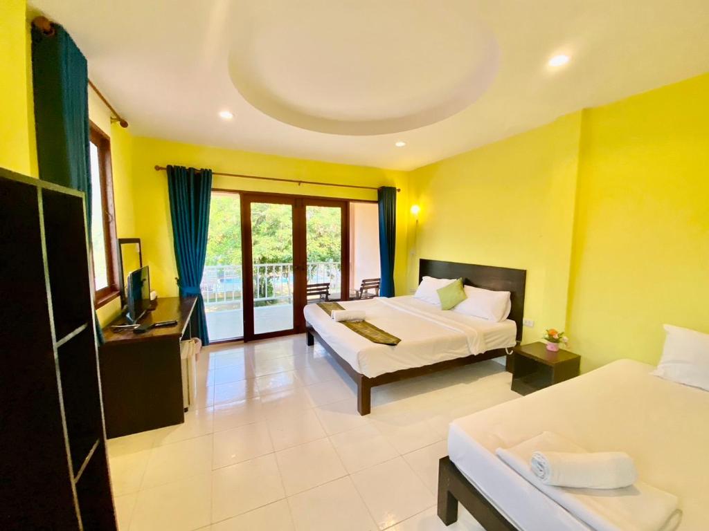 Postel nebo postele na pokoji v ubytování Pranmanee Beach Resort