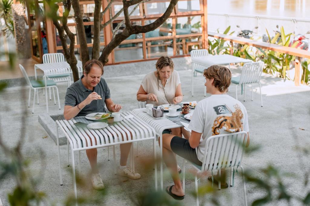 Khách lưu trú tại Hue River Side Villa