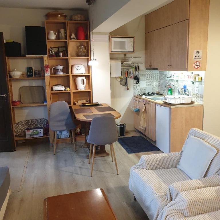 kuchnia i salon ze stołem i krzesłami w obiekcie unique view kalamata w Kalamácie