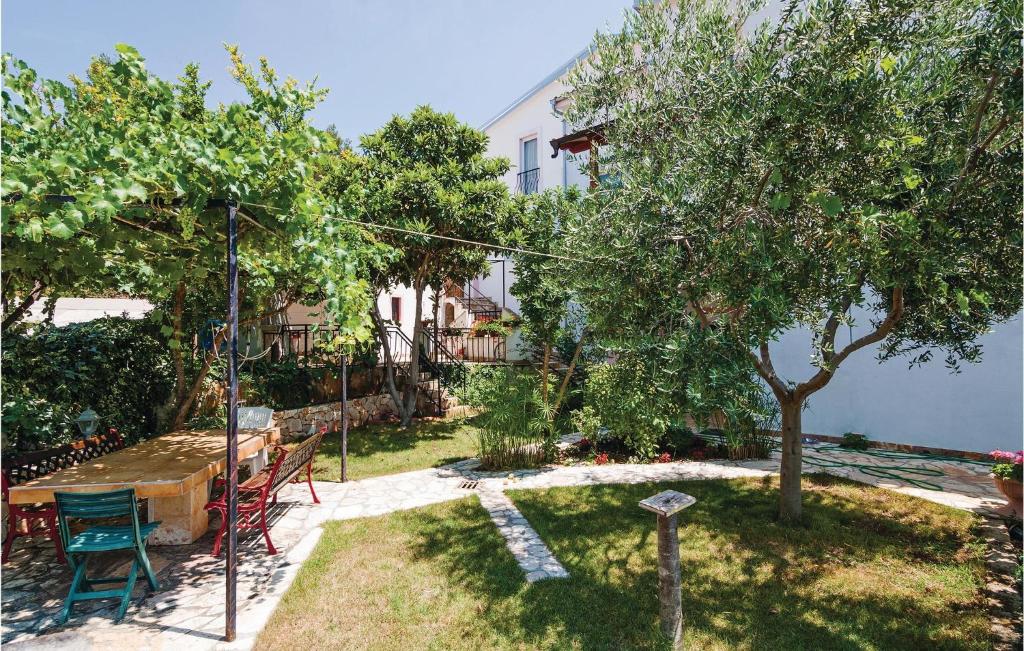 Zahrada ubytování Three-Bedroom Apartment In Posedarje