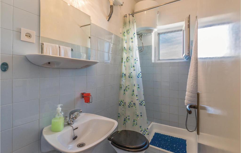 Kúpeľňa v ubytovaní Apartment Makarska With Sea View 5