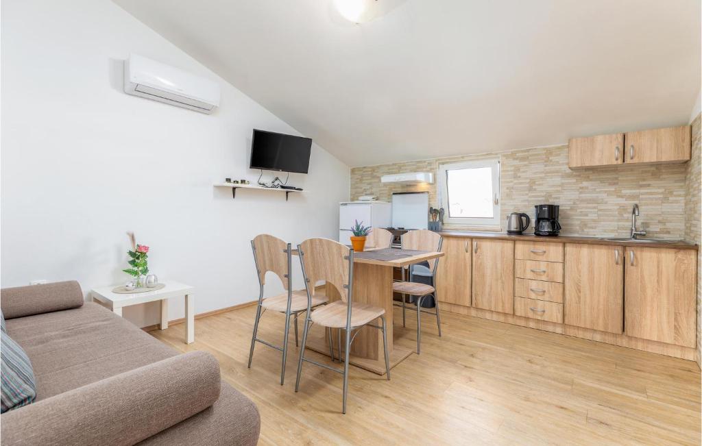 2 Bedroom Amazing Apartment In Pula