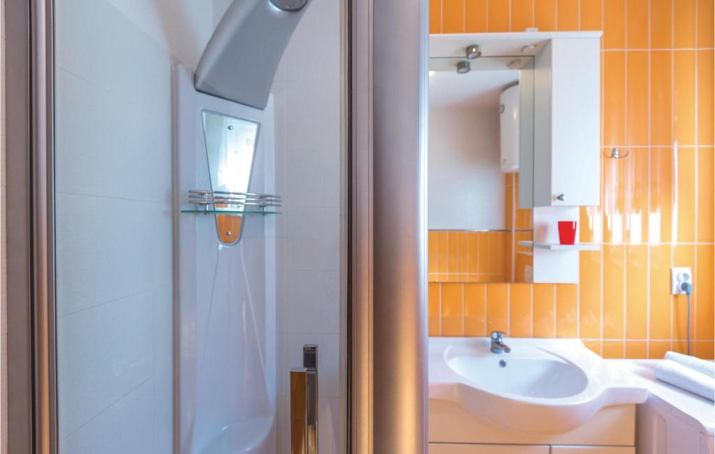 Kúpeľňa v ubytovaní Apartment Makarska With Sea View 02