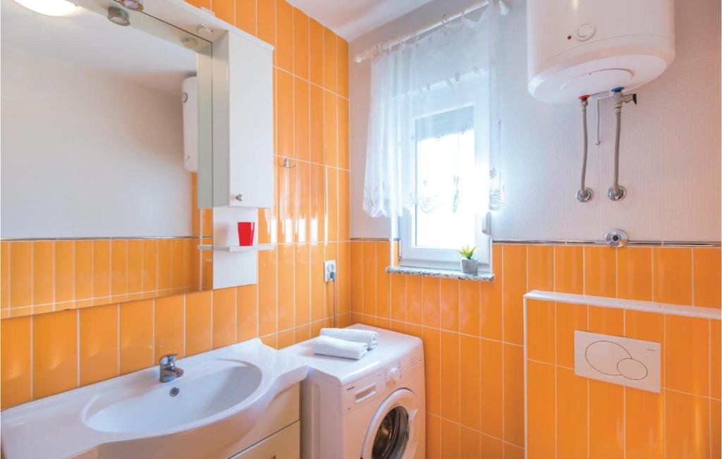 Kúpeľňa v ubytovaní Apartment Makarska With Sea View 02