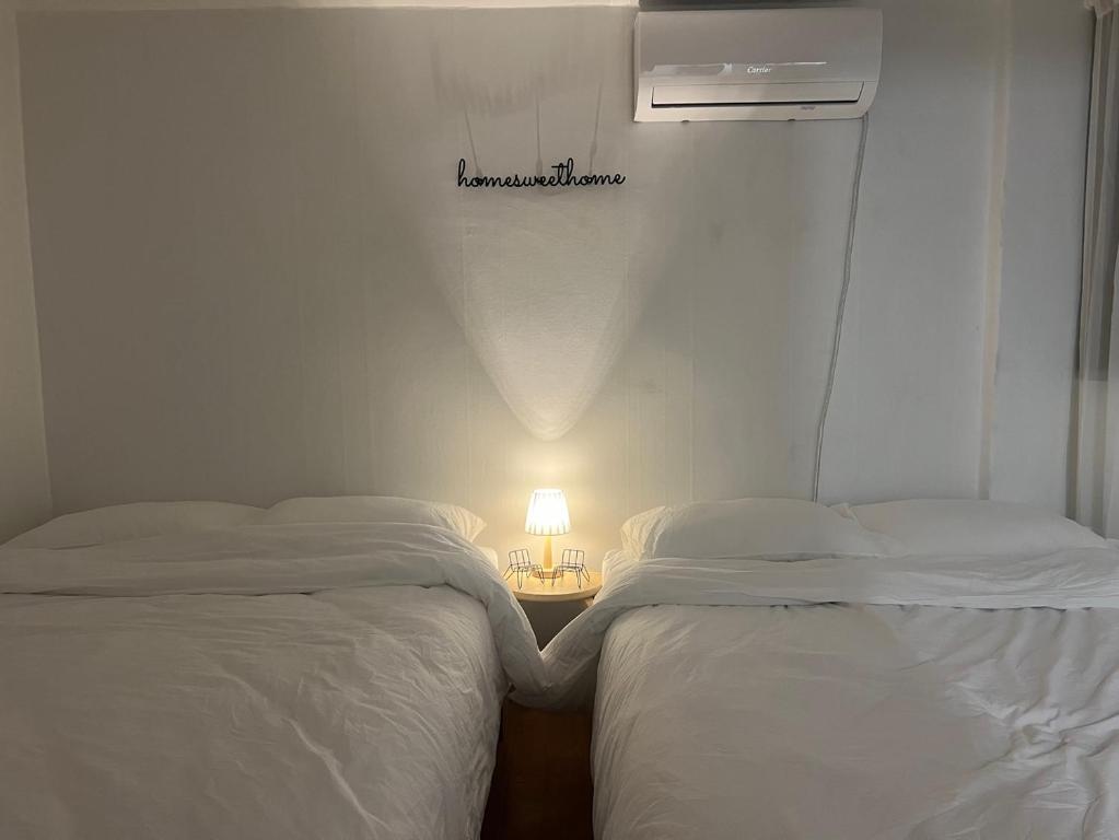 Tempat tidur dalam kamar di Sweet Home Gwanak